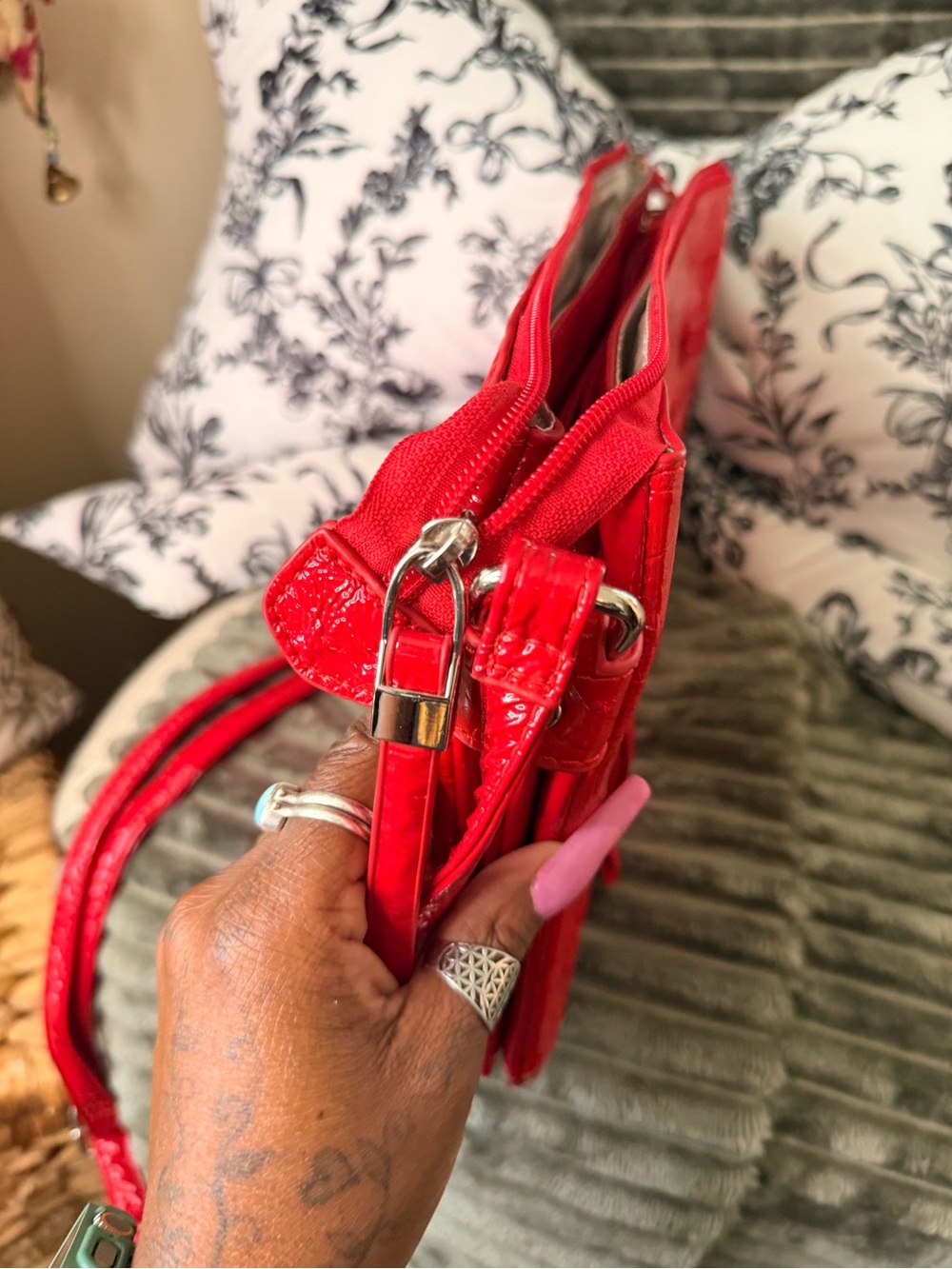 Vintage Red Embossed Floral Crossbody Shoulder Bag - Picture 9 of 10